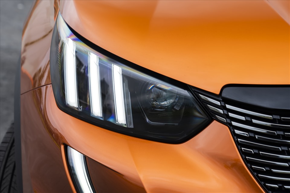 Thiết kế của Peugeot 2008 cá tính hơn, với các khu vực được chia cắt, tạo khối rõ ràng trên đầu, thân và đuôi xe. Trong đó, điểm nhấn của phần đầu là cụm đèn trước LED toàn bộ, với dải LED ban ngày lấy cảm hứng từ răng nanh sử tử, kéo dài từ đèn pha xuống sát líp trước.
