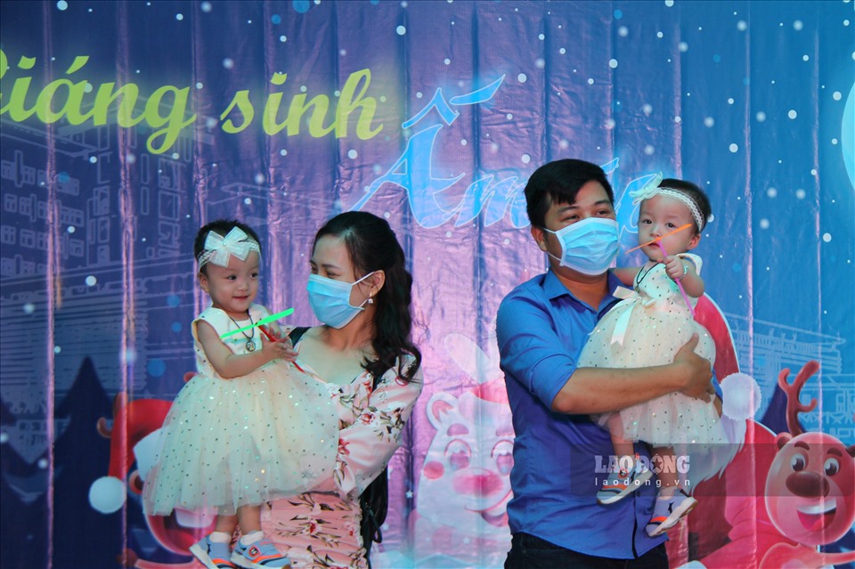 Gia đình Trúc nhi - Diệu Nhi tham gia đón giáng sinh cùng các em nhỏ của Bệnh viện Nhi đồng thành phố. Hai em khoẻ mạnh, kháu khỉnh, lắc lư theo điệu nhạc.