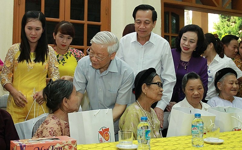 Tổng Bí thư, Chủ tịch nước Nguyễn Phú Trọng trong dịp tặng quà người có công tại Trung tâm Nuôi dưỡng và Điều dưỡng người có công số 2 Hà Nội. Ảnh TTXVN