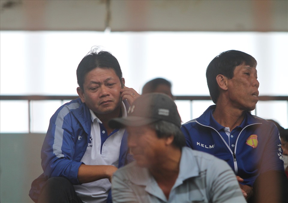 Trên khán đài có sự hiện diện của cựu huấn luyện viên đội một Nam Định - ông Phạm Hồng Phú (trái) và ban huấn luyện câu lạc bộ Nam Định.