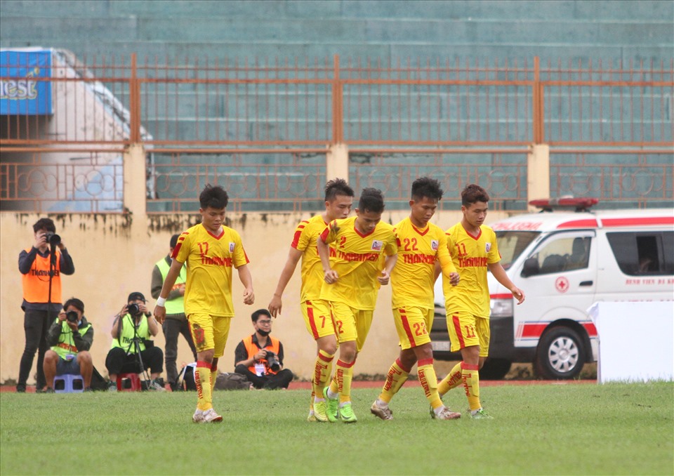 Trong thế trận cân bằng, U21 SLNA bất ngờ vươn lên dẫn trước khi hiệp 1 chuẩn bị khép lại, người ghi bàn là Trần Mạnh Quỳnh.