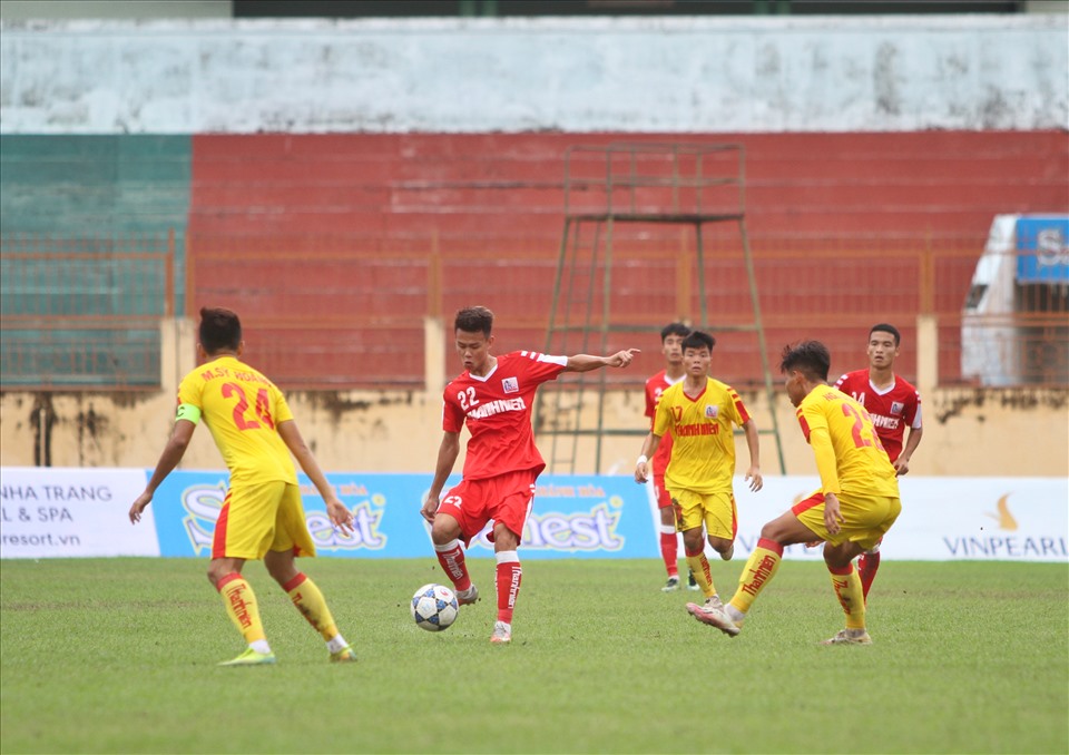 Chiều 17.12, trận bán kết đầu tiên của vòng chung kết U21 Quốc gia 2020 giữa U21 SLNA và U21 Nam Định diễn ra trên sân vận động 19 tháng 8. Đây được đánh giá là một trận đấu ngang tài ngang sức khi chất lượng đội hình 2 đội khá tương đồng.