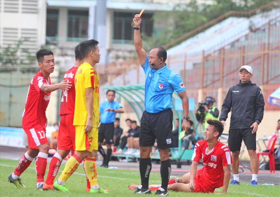 Trận đấu trở nên hấp dẫn hơn khi cầu thủ Nguyễn Văn Sơn bên phía U21 SLNA nhận thẻ đỏ gián tiếp rời sân ở phút 62.