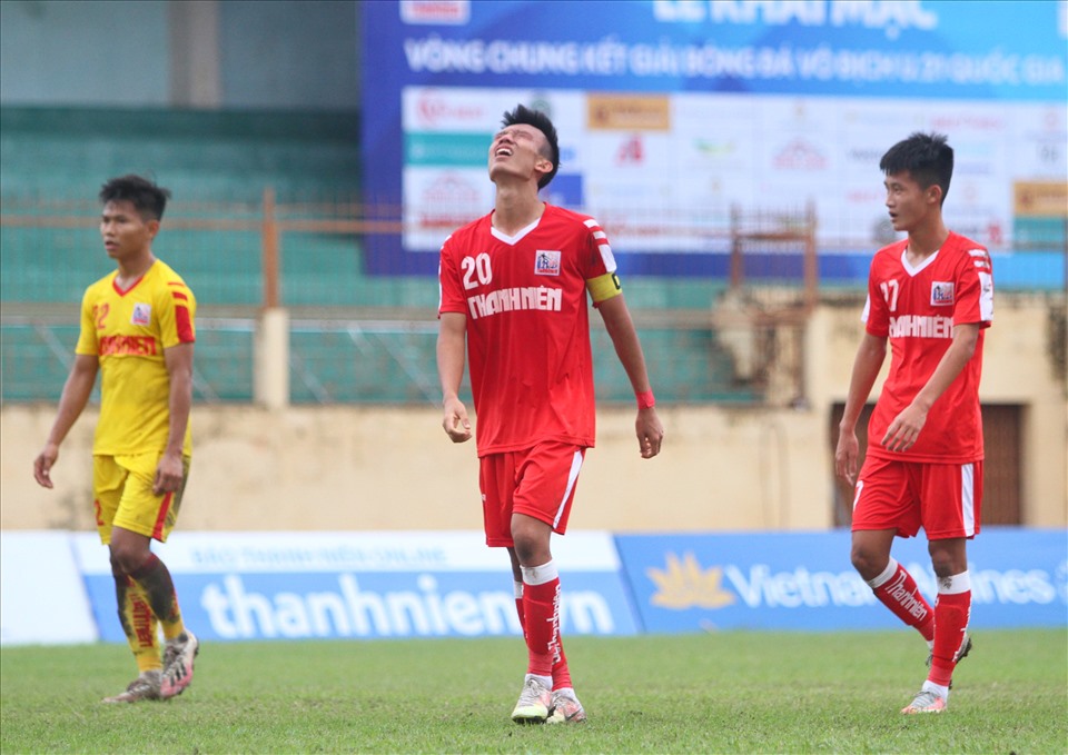 Thi đấu hơn người, U21 Nam Định dần nắm thế chủ động vào tạo ra nhiều cơ hội. Tuy nhiên, Mai Xuân Quyết (giữa) và các đồng đội đều không đưa được bóng vào lưới đối phương.