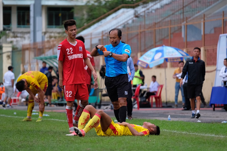Trong những phút bù giờ, U21 Nam Định nhận tổn thất khi cầu thủ số 22 Phan Thế Hưng ăn thẻ đỏ rời sân vì lỗi phản ứng, qua đó chấp nhận thất bại với tỷ số tối thiểu 0-1.