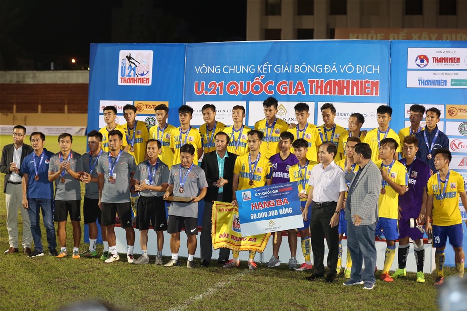 U21 Đồng Tháp nhận huy chương Đồng với danh hiệu đồng hạng ba.
