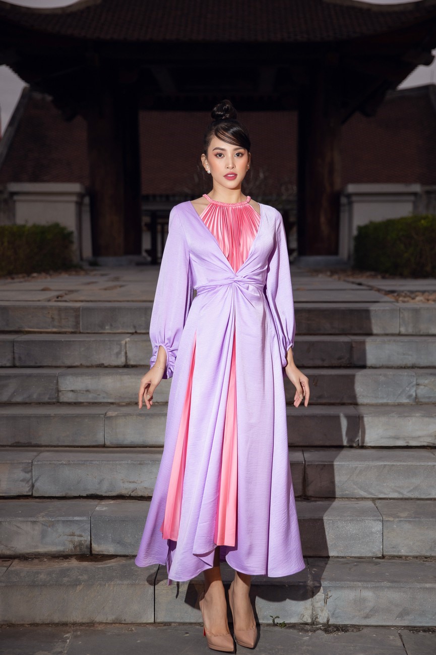 Ngày 16/12, Hoa hậu Tiểu Vy tham dự một show diễn thời trang tại Yên Tử. Cô diện váy yếm màu hồng, kết hợp với áo choàng cách điệu tông màu tím xinh đẹp và nữ tính.