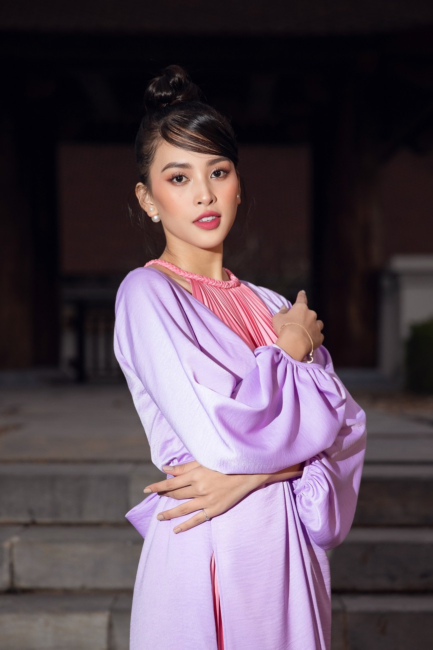 Xem thời trang dưới tiết trời 10 độ C nhưng Hoa hậu Việt Nam 2018 vẫn toát lên thần thái quyến rũ, rạng ngời.