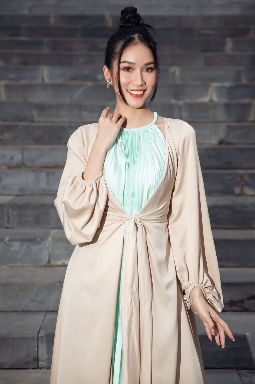 Á hậu Phạm Ngọc Phương Anh nền nã, thanh lịch trong chiếc áo choàng màu kem kết hợp với váy yếm tông màu xanh bạc hà dịu mát.