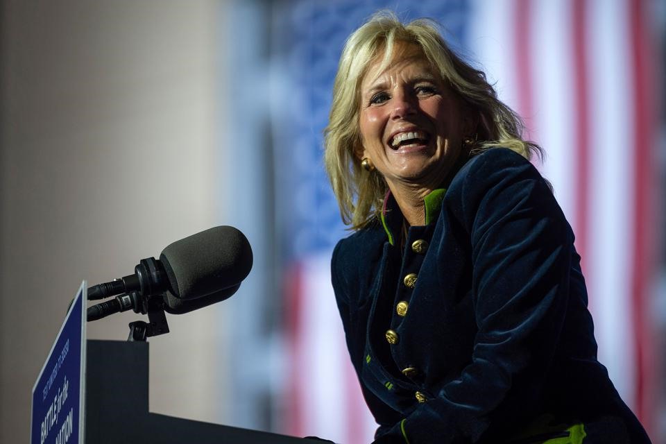 Bà Jill Biden sinh ngày 3/6/1951 tại Hammonton, bang New Jersey, với tên thời con gái là Jill Tracy Jacobs. Bà từng có thời gian 8 năm làm đệ nhị phu nhân nước Mỹ, khi ông Joe Biden giữ chức Phó tổng thống Mỹ trong 2 nhiệm kỳ (2008-2016). Vợ thứ hai của ông Biden được đánh giá là người tài giỏi, có học vấn cao. Ảnh: AP.