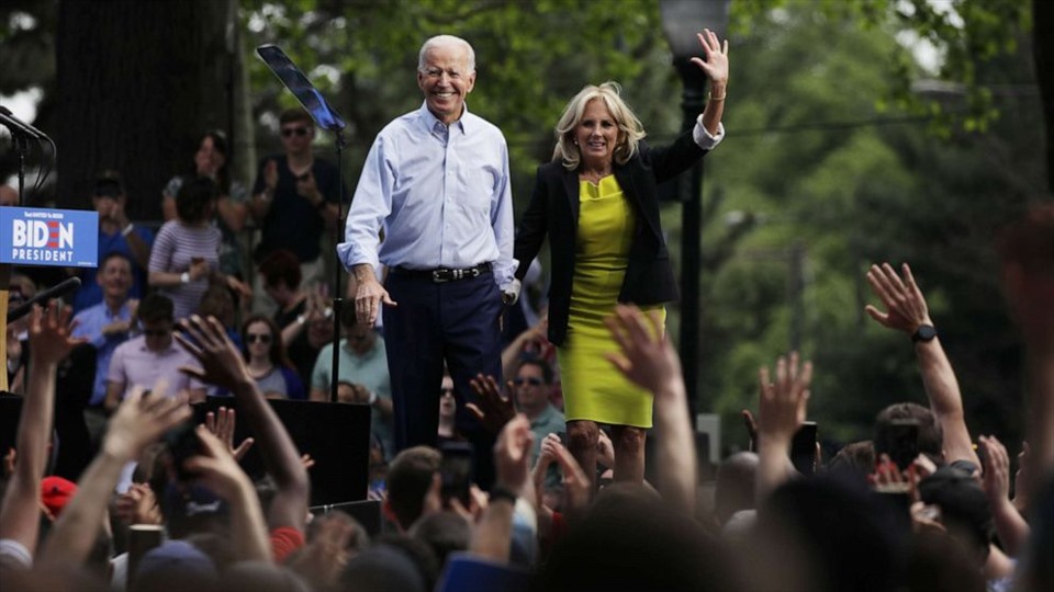 Bà Jill luôn đồng hành cùng ông Joe Biden trong các cuộc vận động tranh cử Tổng thống. Bà cho rằng với những mát mát, đau thương trong quá khứ, ông Joe Biden hoàn toàn có thể dẫn dắt một nước Mỹ bị chia rẽ vượt qua các cuộc khủng hoảng. Ảnh: AFP.