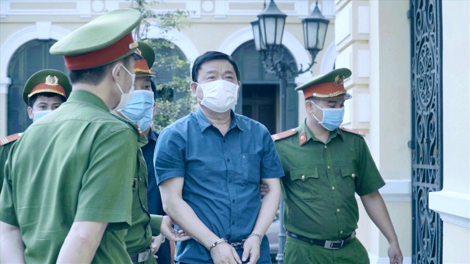 Bị cáo Đinh La Thăng được dẫn giải đến phiên tòa sáng 18.12.