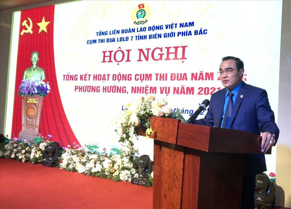 Ông Nguyễn Hữu Long - Chủ tịch LĐLĐ tỉnh Lào Cai (Cụm phó Cụm thi đua) phát biểu tại Hội nghị. Ảnh: Việt Lâm