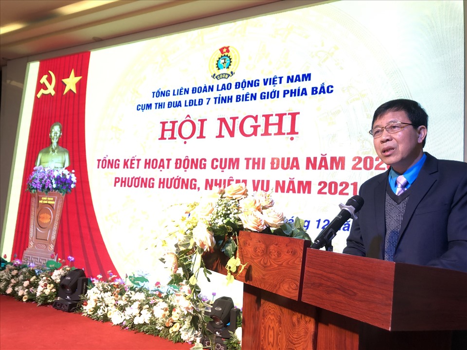 Ông Lý Đức Thanh - Chủ tịch LĐLĐ tỉnh Lạng Sơn, Trưởng Cụm thi đua phát biểu tại Hội nghị. Ảnh: Việt Lâm
