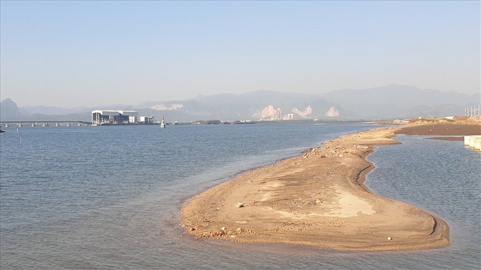 Dự án Khu đô thị Cao Xanh - Hà Khánh bên bờ vịnh Cửa Lục được cấp phép cách đây hơn 10 năm, nhưng hiện vẫn đang đổ đất lấn biển. Ảnh: Nguyễn Hùng