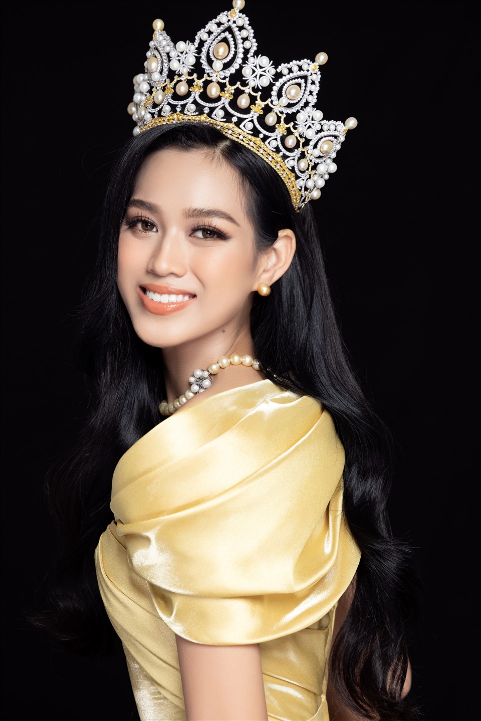 Bên cạnh đó nàng Hoa hậu xứ Thanh còn được các nhà thiết kế ưu ái “chọn mặt gửi vàng” ở vị trí first face tại các sàn diễn thời trang hàng đầu vừa qua. Ảnh: MrAT.