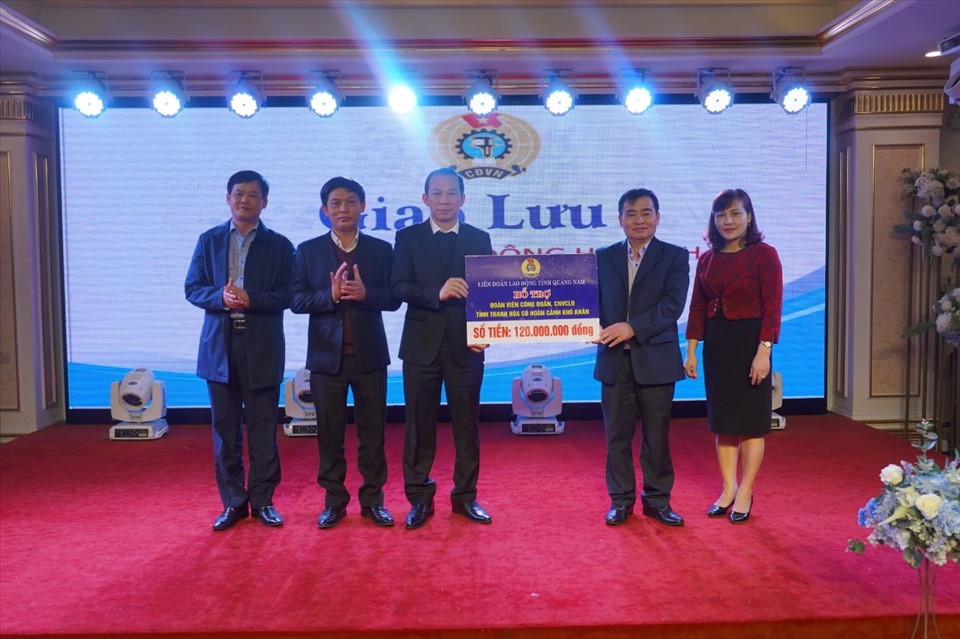 Đại điện lãnh đạo LĐLĐ tỉnh Quảng Nam trao số tiền 120 triệu đồng cho công nhân, người lao động tại Thanh Hóa. Ảnh: Ngọc Tuấn