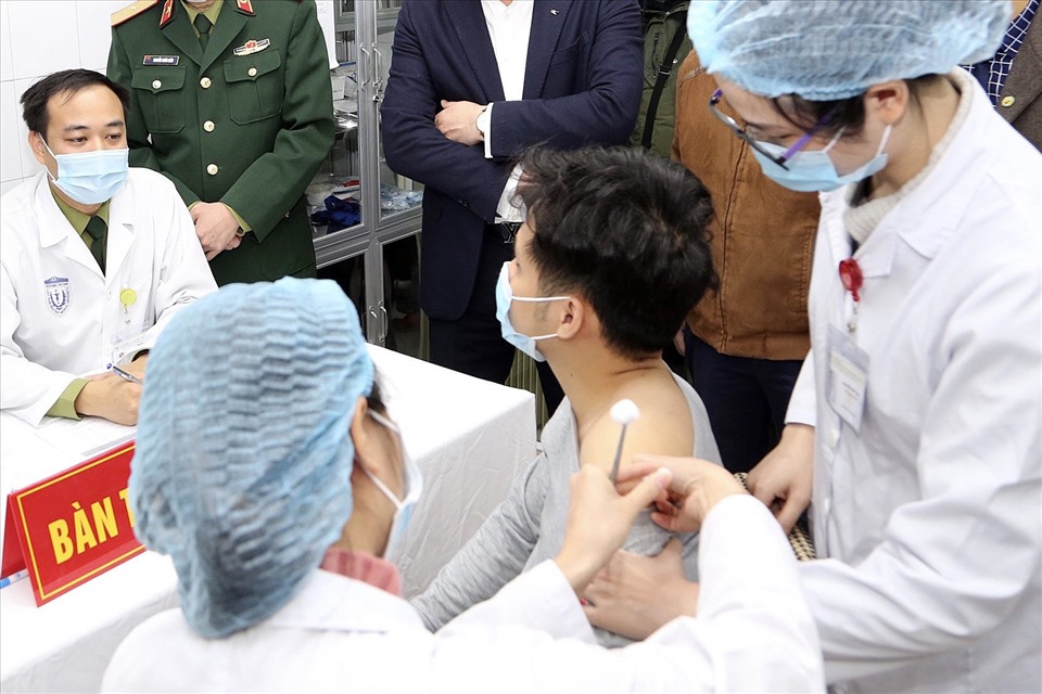 Tình nguyện viên đầu tiên được tiêm thử nghiệm vaccine Nano Covax. Ảnh: Hải Nguyễn