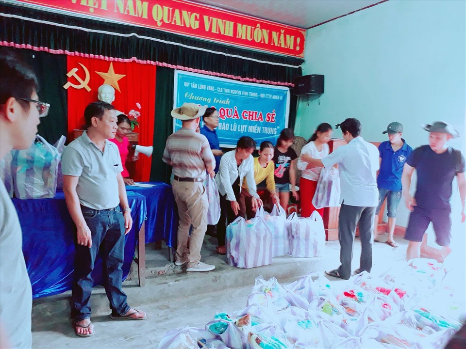 Hội Tình nguyện Nam Giang tặng nhu yếu phẩm cho đồng bào Cơ Tu, thôn Zơ Râm, huyện Nam Giang trong mùa lũ lụt. (ảnh TT)
