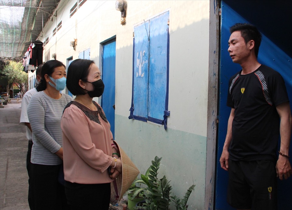 Bà Nguyễn Thu Cúc đi thăm hỏi đời sống người lao động bị tác động xấu bởi dịch bệnh COVID-19. Ảnh: Đình Trọng