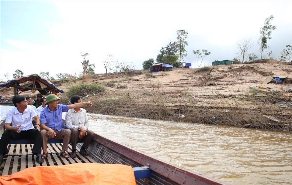 Lãnh đạo huyện Hướng Hóa và thị trấn Lao Bảo khảo sát các điểm sạt lở trên sông. Ảnh: Hưng Thơ.