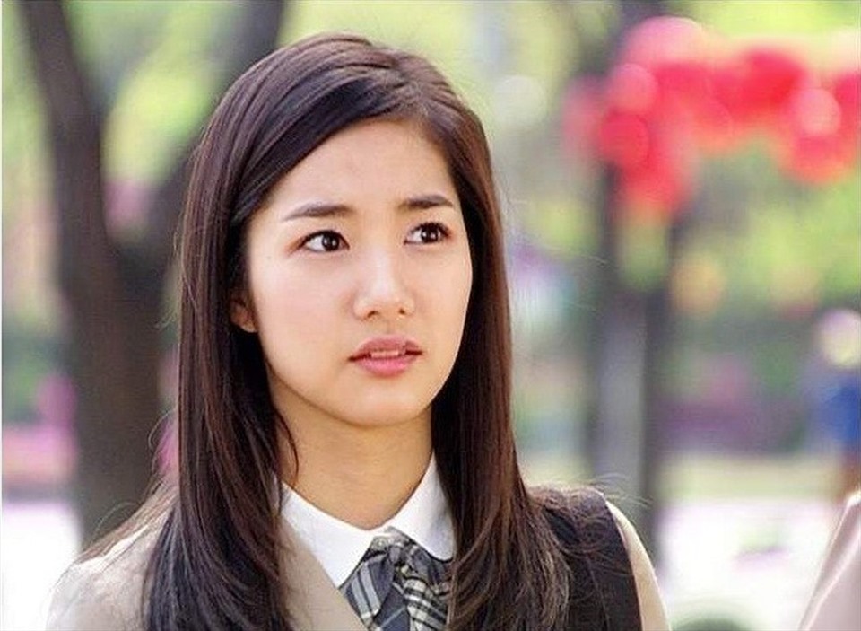 Park Min Young sinh năm 1986. Cô bắt đầu đóng phim từ năm 2006 với sitcom gia đình huyền thoại của Hàn Quốc “High Kick” (Gia đình là số 1). Ảnh cắt phim.