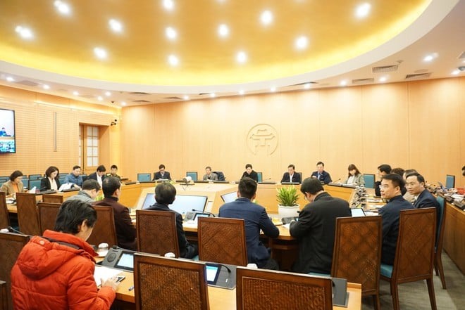 Toàn cảnh cuộc họp của Ban Chỉ đạo phòng, chống dịch COVID-19 thành phố Hà Nội. Ảnh Gia Hân