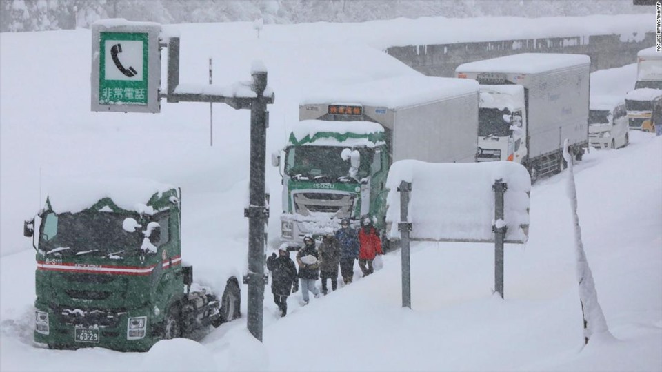 Hàng trăm phương tiện mắc kẹt dưới trời mưa tuyết dày đặc trên đường cao tốc Kanetsu hôm 17.12. Ảnh: NEXCO