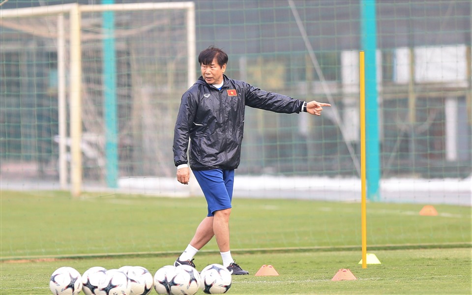 Sau khoảng 2 ngày đóng vai “người quan sát“, HLV Kim Hyun-tae đã chính thức vào việc với nhiệm vụ huấn luyện viên thủ môn cho U22 Việt Nam. Ông cũng kiêm cố vấn thủ môn cho ông Park.