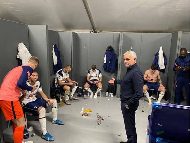 “Ông già” Mourinho và “đám trẻ” trong phòng thay đồ sau chiến thắng. Ảnh: Instagram.