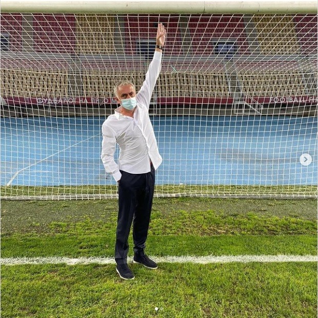 Mourinho và đội trưởng Lloris chê khung thành quá nhỏ. Ảnh: Instagram.