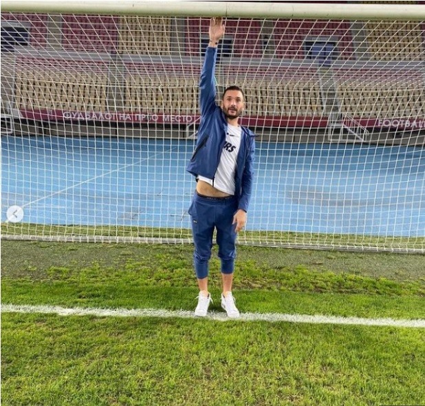 Mourinho và đội trưởng Lloris chê khung thành quá nhỏ. Ảnh: Instagram.