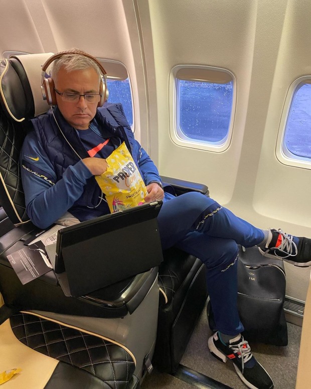 Jose Mourinho và những bộ phim trên mỗi chuyến bay. Ảnh: Instagram.