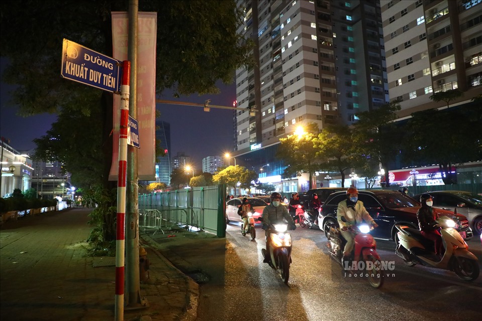 Theo ghi nhận PV Lao Động, 1/4  mặt đường Lê Văn Lương tại nút giao Khuất Duy Tiến - Nguyễn Xiển được lắp đặt rào chắn để thi công dự án hầm chui.