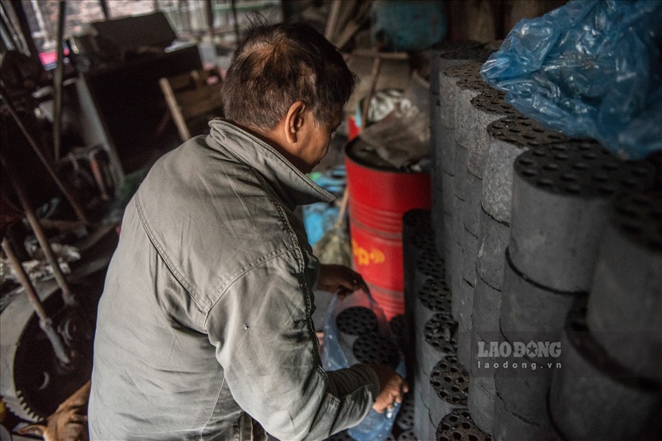 Ông Đào Văn Sơn, cùng từng là một hộ sản xuất than tổ ong nhỏ, thế nhưng kể từ khi nhu cầu sản xuất than giảm, gia đình ông đã dừng hẳn việc sản xuất than, chuyển tập trung sang kinh doanh quán game. Hiện, gia đình ông chỉ nhập về một số lượng nhỏ than tổ ong để về bán cho những người có nhu cầu ở quanh khu vực.
