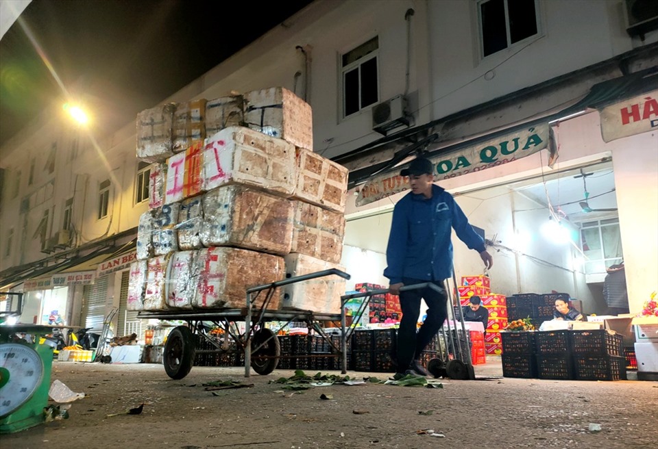 Khuya ngày 18.12, tại chợ đầu mối Đông Hương, hàng trăm cửu vạn vẫn hăng say làm việc trong tiết trời lạnh giá. Ảnh: Quách Du