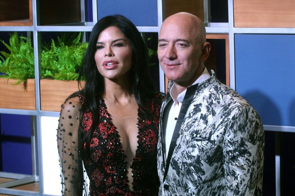 Tỷ phú giàu nhất thế giới Jeff Bezos chụp ảnh cùng bạn gái. Ảnh BB