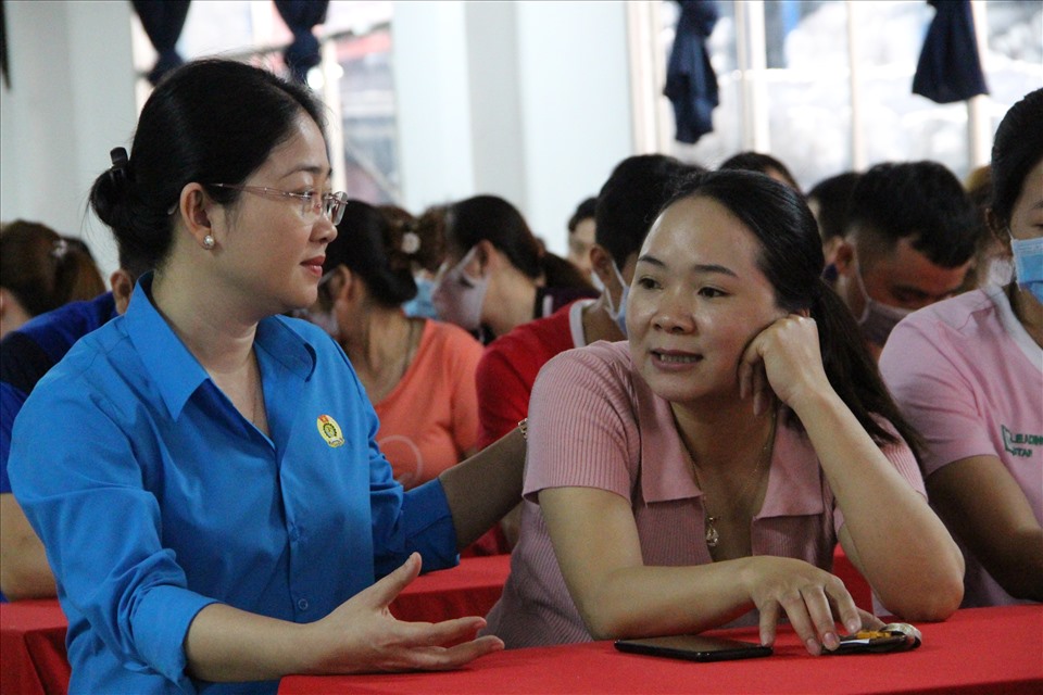 Bà Nguyễn Kim Loan hỏi thăm tình hình gia đình công nhân quê miền Trung. Ảnh: Đình Trọng