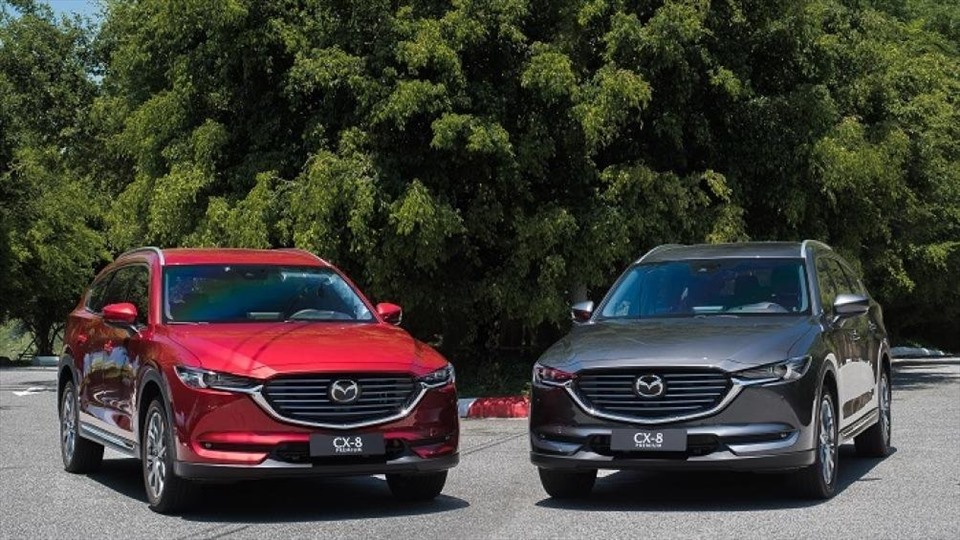 Mazda CX-8 2020 lần đầu tiên được giới thiệu đến thị trường Việt Nam để bổ sung tùy chọn 7 chỗ cho thương hiệu Mazda vốn khuyết phân khúc này kể từ CX-9 dừng bán. Mazda CX-8 vẫn được lắp ráp trong nước và sở hữu mức giá “nhỉnh” hơn các đối thủ. Mẫu xe này được đánh giá cao về thiết kế ngoại thất trẻ trung cá tính và sở hữu nhiều tiện nghi về công nghệ. Ảnh: Oto.com.vn.