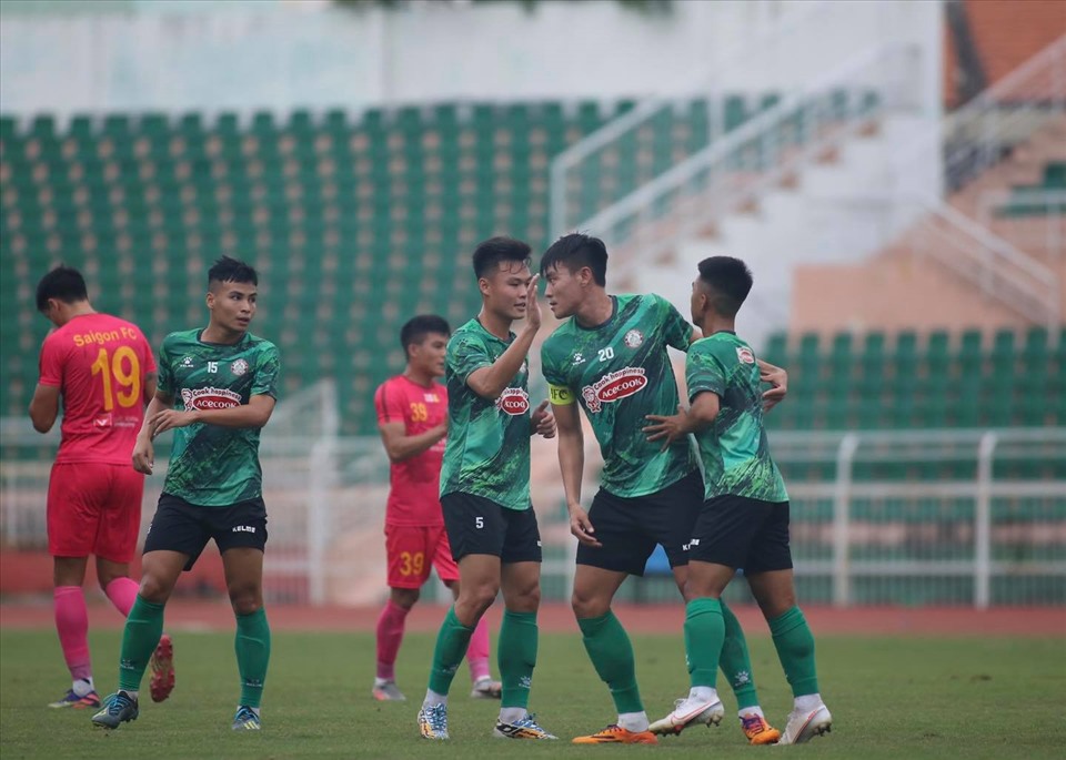 Chung cuộc TPHCM thắng Sài Gòn 1-0 ở trận derby giao hữu. Sắp tới, hai đội sẽ gặp lại nhau ở giải Tứ hùng do Liên đoàn bóng đá TPHCM (HFF) tổ chức, cùng với Hà Nội và tân binh Bình Định. Theo lịch, trận TPHCM - Sài Gòn sẽ diễn ra lúc 19h30 ngày 31.12. Ảnh: Fanpage CLB TPHCM.