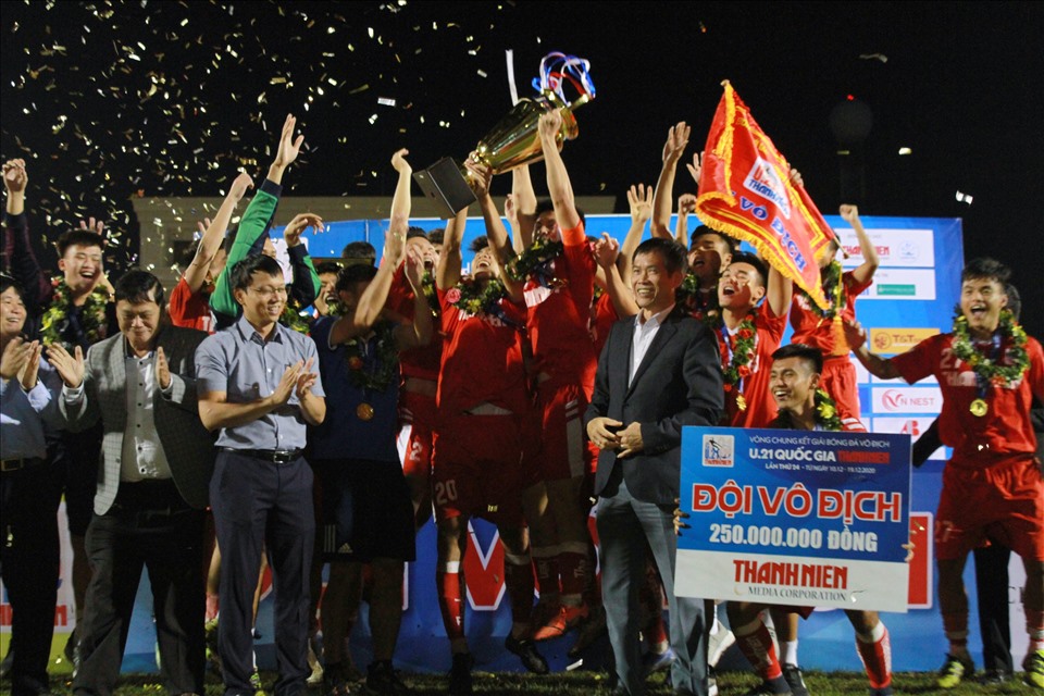 Đội bóng của huấn luyện viên Thạch Bảo Khanh vô địch U21 Quốc gia 2020 với thành tích bất bại (4 tháng, 1 hoà).