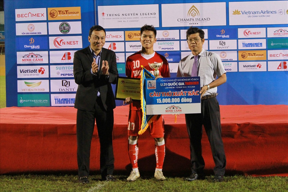 Tiền đạo Nguyễn Hữu Thắng (U21 Viettel) giành danh hiệu Cầu thủ xuất sắc nhất giải. Đây được xem là phần thường hoàn toàn xứng đáng sau những màn trình diễn thuyết phục của Hữu Thắng ở vòng chung kết U21 Quốc gia 2020.