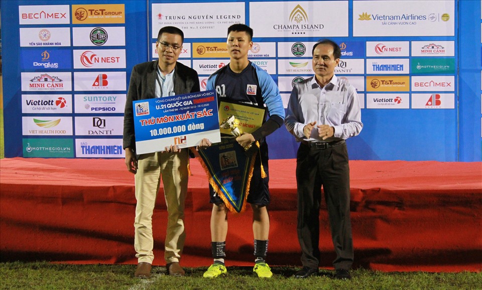 Thủ môn Phạm Mạnh Cường của U21 Viettel giành danh hiệu Thủ môn xuất sắc nhất giải.