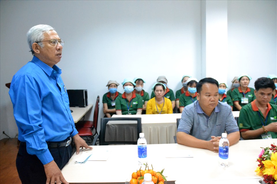 Chủ tịch LĐLĐ tỉnh An Giang Nguyễn Thiện Phú bày tỏ cảm thông trước những khó khăn của đoàn viên, CNLĐ do ảnh hưởng dịch COVID-19. Ảnh: Lục Tùng.