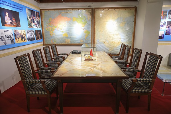 Bộ bàn ghế do Đại tướng Lê Đức Anh sử dụng trong thời gian đảm nhiệm cương vị Bộ trưởng Bộ Quốc phòng, Chủ tịch nước Cộng hòa xã hội chủ nghĩa Việt Nam, từ năm 1987 - 1997. Ảnh PV.