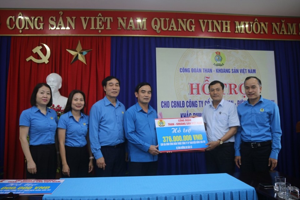 Chủ tịch Công đoàn TKV Lê Thanh Xuân trao hỗ trợ CNVCLĐ Công ty Nhiệt điện Nông Sơn. Ảnh: CĐ TKV