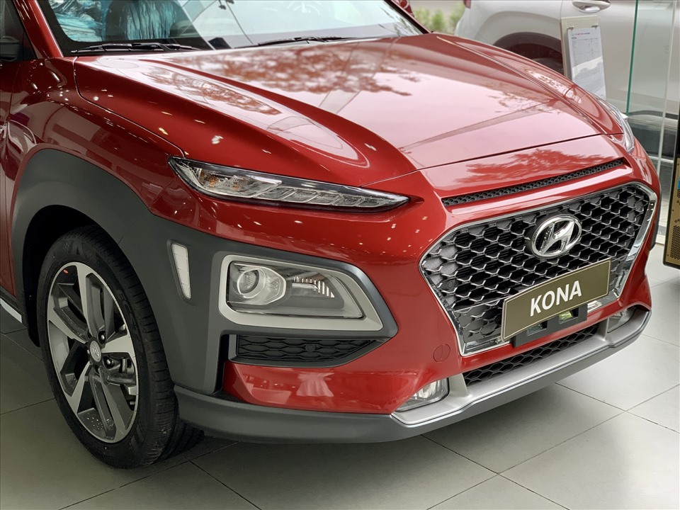 Hyundai Kona có phần lưới tản nhiệt thác nước “Cascading Grill” đặc trưng từng áp dụng trên hầu hết các mẫu xe của Hyundai hiện nay với viền mạ crom. Đèn pha/cốt của Kona dạng Bi-LED có thể điều chỉnh góc đánh lái và bật/tắt tự động, còn đèn định vị LED ban ngày “ăn” liền với nắp ca-pô.