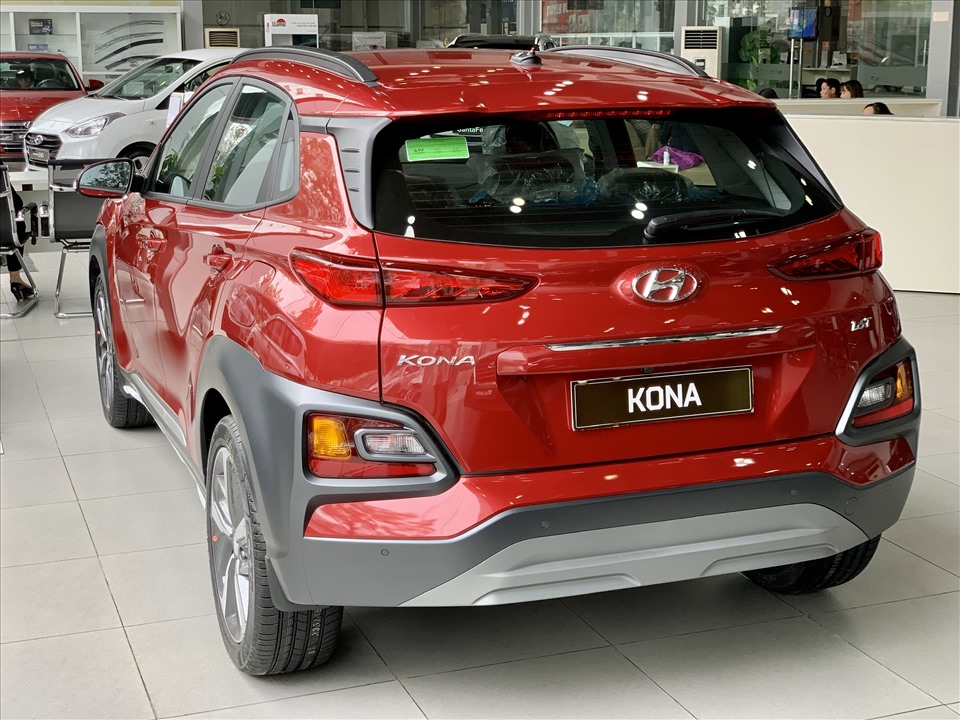 Hyundai Kona lại có cụm đèn hậu nhỏ và thiết kế khá đơn giản dạng LED. Nhìn xuống bên dưới, dải nhựa đen tiếp tục xuất hiện ở đây để bao bọc đèn xi-nhan và đèn phản quang. Do đèn xi-nhan hạ thấp nên khả năng nhận diện trên Kona sẽ giảm đáng kể.