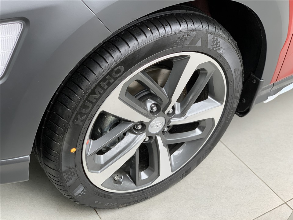 Mẫu xe Hyundai Kona 1.6 Turbo có bộ lazăng 18 inch, vòm bánh xe bao phủ bởi lớp nhựa cứng sơn đen.