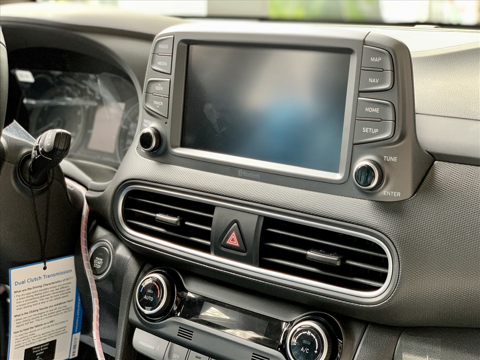 Hyundai Kona sử dụng màn hình 8 inch tích hợp bản đồ dành riêng cho người Việt. Ngoài ra, màn hình xe còn có định vị GPS, hỗ trợ kết nối với USB, AUX, Bluetooth và Apple CarPlay.